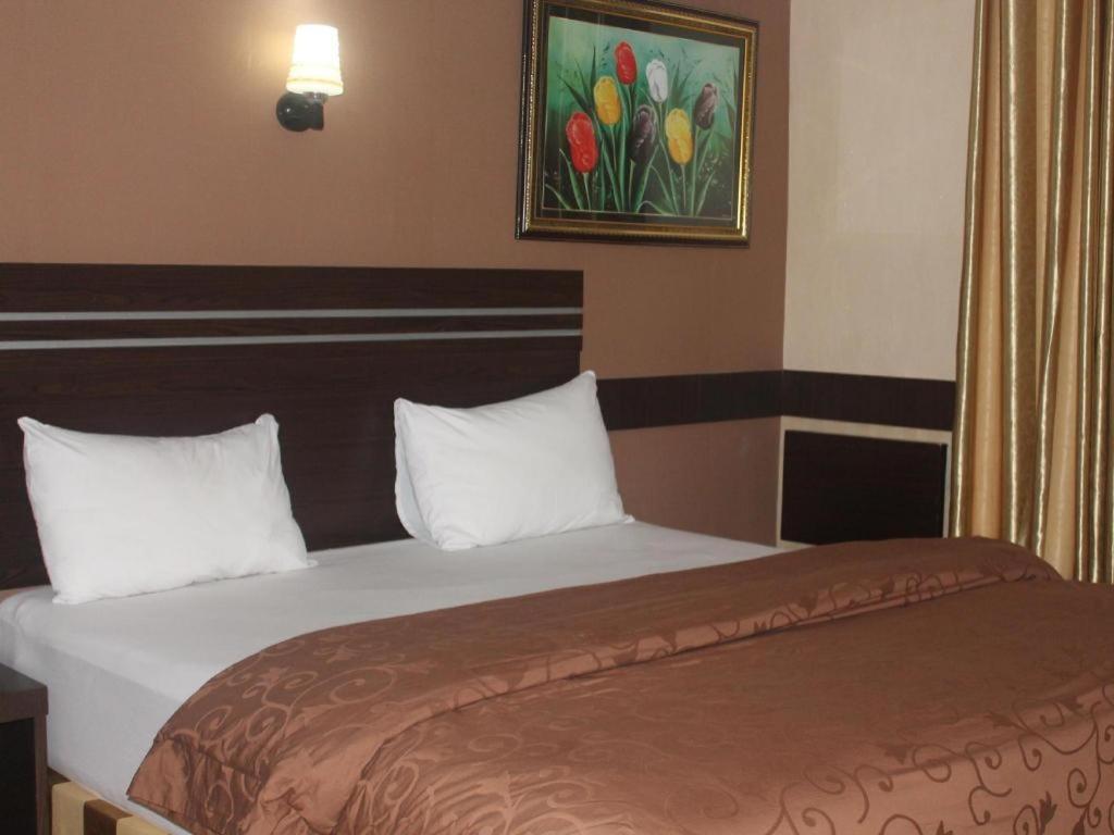 Hotel Menara Lexus Medan Kültér fotó