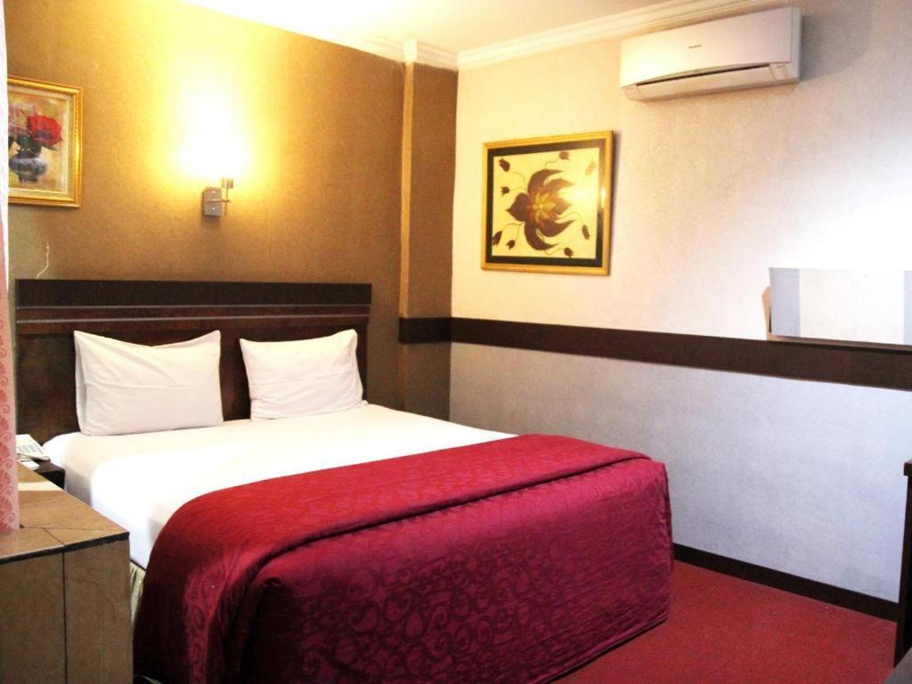 Hotel Menara Lexus Medan Kültér fotó